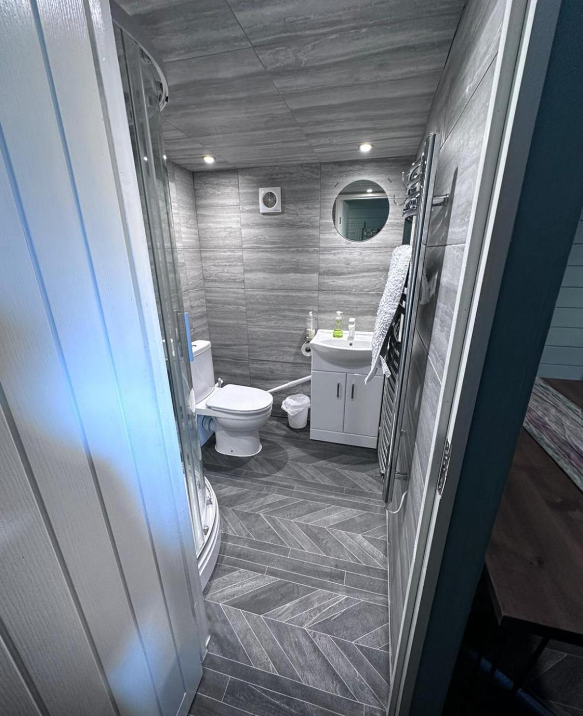 Cozy Cabin Independent Ensuite Guildford Luaran gambar